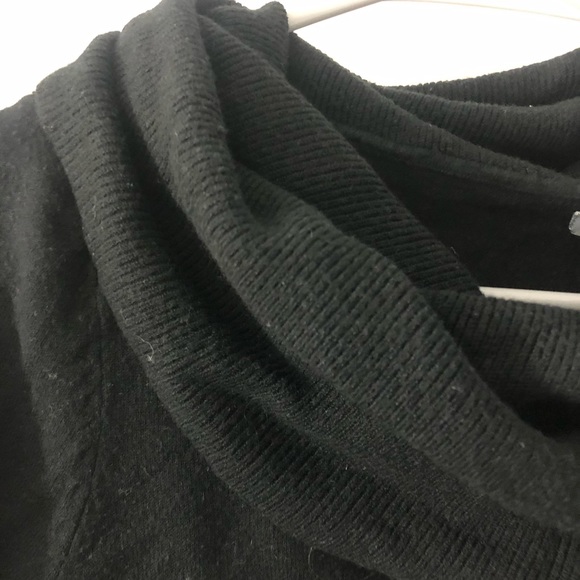 Cozy neck Black sweater - Picture 2 of 3